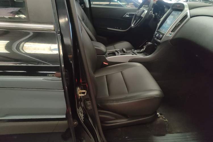 Used JMC Yusheng S350 2013 2.4T Automatic 2WD Diesel Luxury Edition 5 Seats Right Front Seat