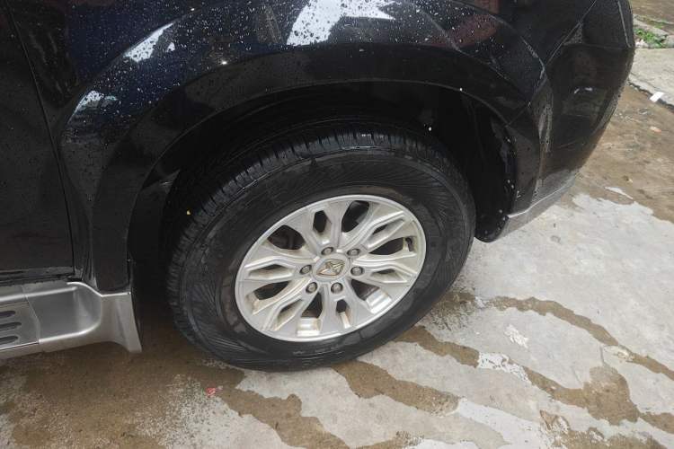 Used JMC Yusheng S350 2013 2.4T Automatic 2WD Diesel Ultra-Luxury 5-Seater Right Front Wheel Hub