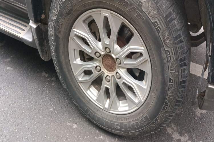 Used JMC Yusheng S350 2013 2.4T Automatic 4x4 Diesel Ultra-Luxury 5-Seater Right Front Wheel Hub