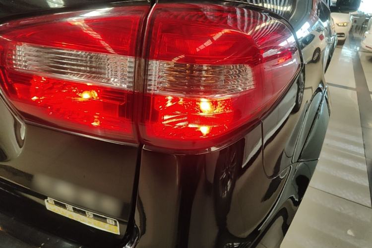 Used JMC Yusheng S350 2013 2.4T Automatic 2WD Diesel Luxury Edition 5 Seats Right Rear Taillight