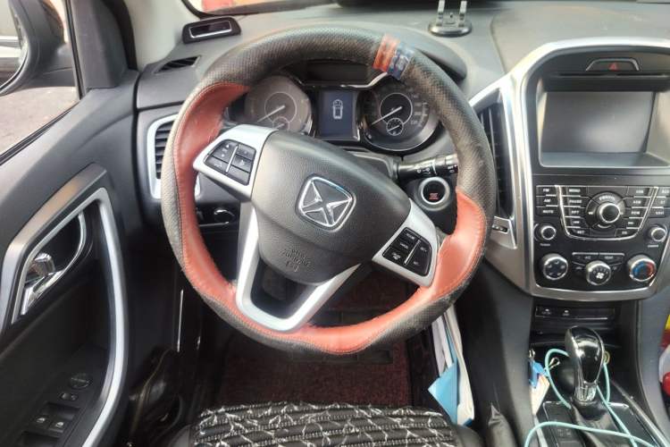 Used JMC Yusheng S350 2013 2.4T Automatic 4x4 Diesel Ultra-Luxury 7-Seater Steering Wheel