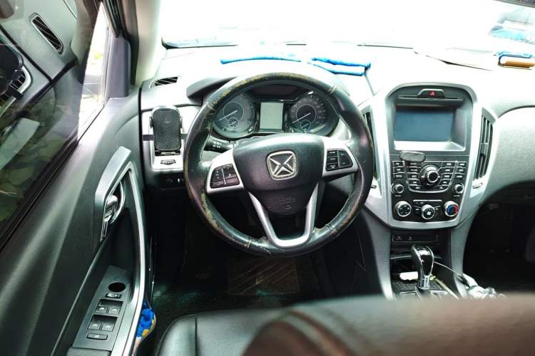 Used JMC Yusheng S350 2013 2.4T Automatic 2WD Diesel Luxury Edition 5 Seats Steering Wheel