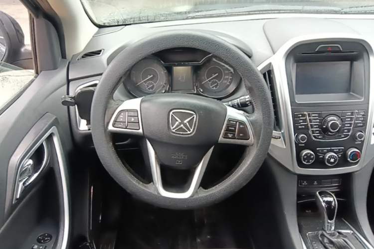 Used JMC Yusheng S350 2013 2.4T Automatic 2WD Diesel Luxury 7-Seater Steering Wheel