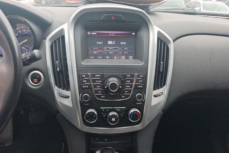 Used JMC Yusheng S350 2013 2.4T Automatic 2WD Diesel Luxury 7-Seater Audio And AC Panel