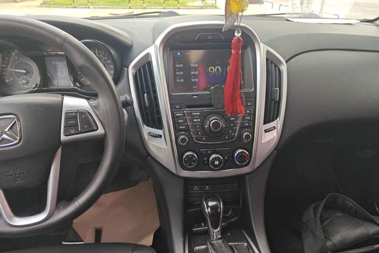 Used JMC Yusheng S350 2013 2.4T Automatic 2WD Diesel Luxury Edition 5 Seats Audio And AC Panel