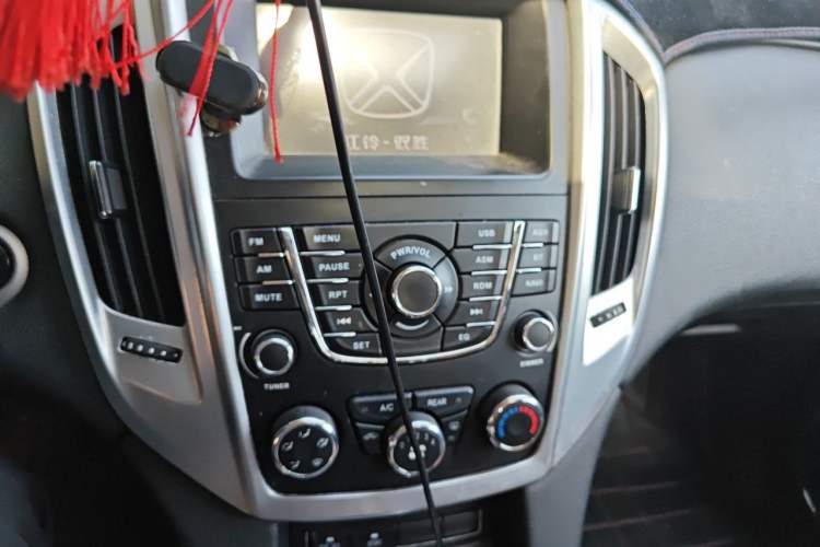 Used JMC Yusheng S350 2013 2.4T Automatic 4x4 Diesel Ultra-Luxury 7-Seater Audio And AC Panel