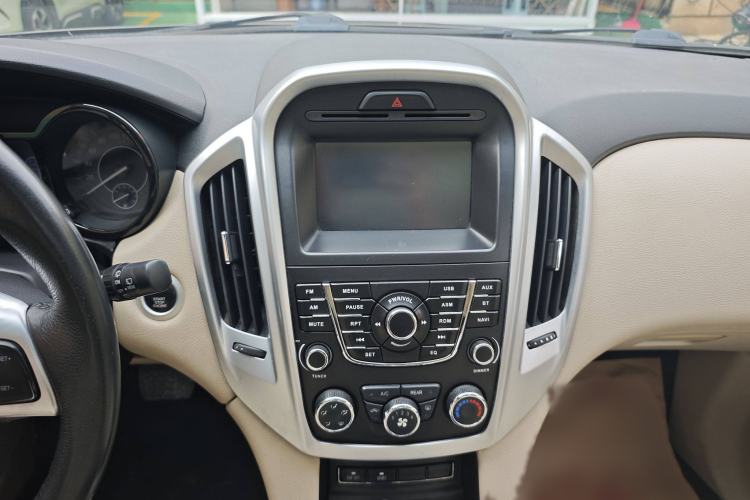 Used JMC Yusheng S350 2013 2.4T Automatic 2WD Diesel Ultra-Luxury 7-Seater Audio And AC Panel
