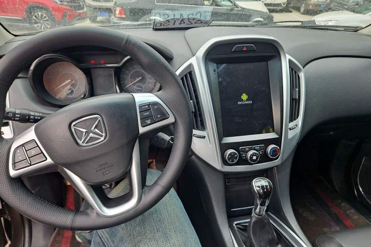 Used JMC Yusheng S350 2013 2.4T Manual Two-Wheel Drive Diesel Ultra-Luxury 7-Seater Audio And AC Panel