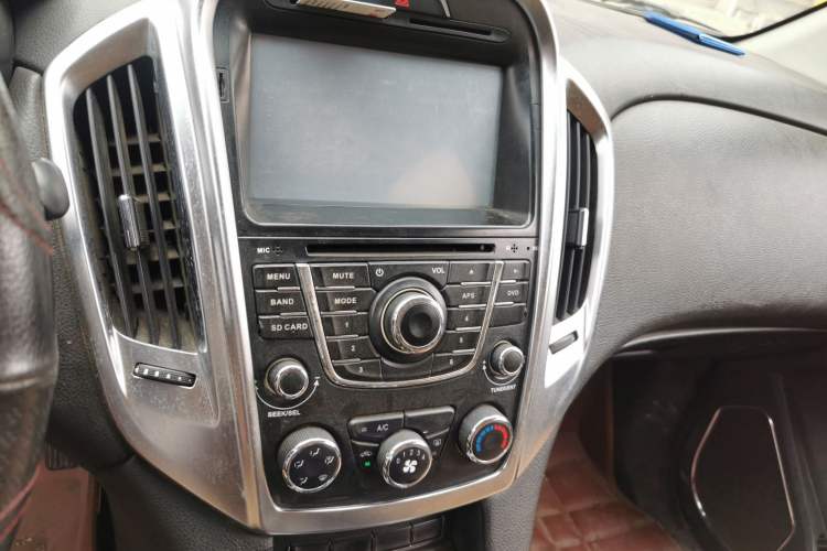 Used JMC Yusheng S350 2013 2.4T Manual 4x4 Diesel Luxury Edition 5 Seats Audio And AC Panel