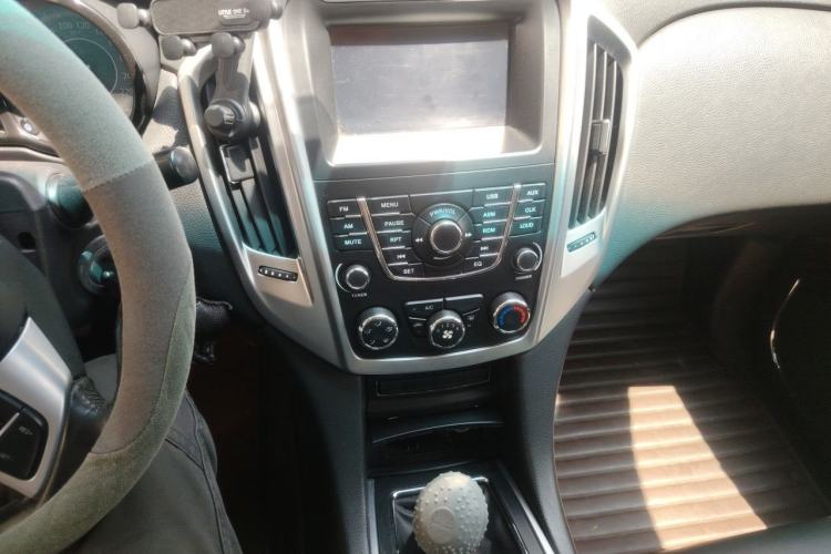 Used JMC Yusheng S350 2013 2.0T Manual 4x4 Gasoline Luxury Edition 5 Seats Audio And AC Panel