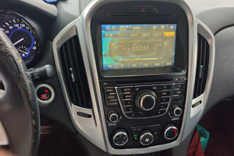 Used JMC Yusheng S350 2013 2.4T Automatic 2WD Diesel Luxury Edition 5 Seats Audio And AC Panel