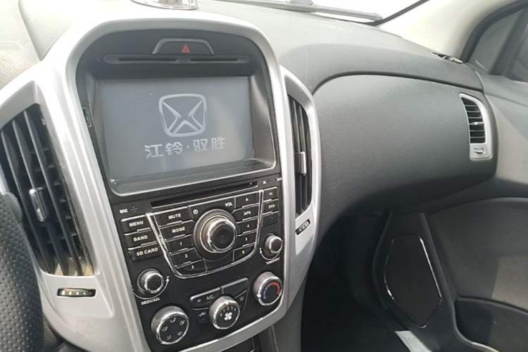 Used JMC Yusheng S350 2013 2.4T Automatic 2WD Diesel Luxury Edition 5 Seats Audio And AC Panel