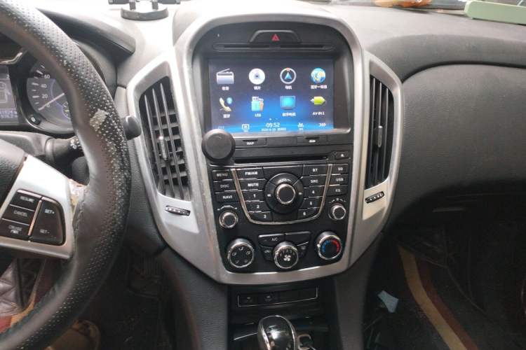 Used JMC Yusheng S350 2013 2.4T Automatic 2WD Diesel Ultra-Luxury 5-Seater Audio And AC Panel