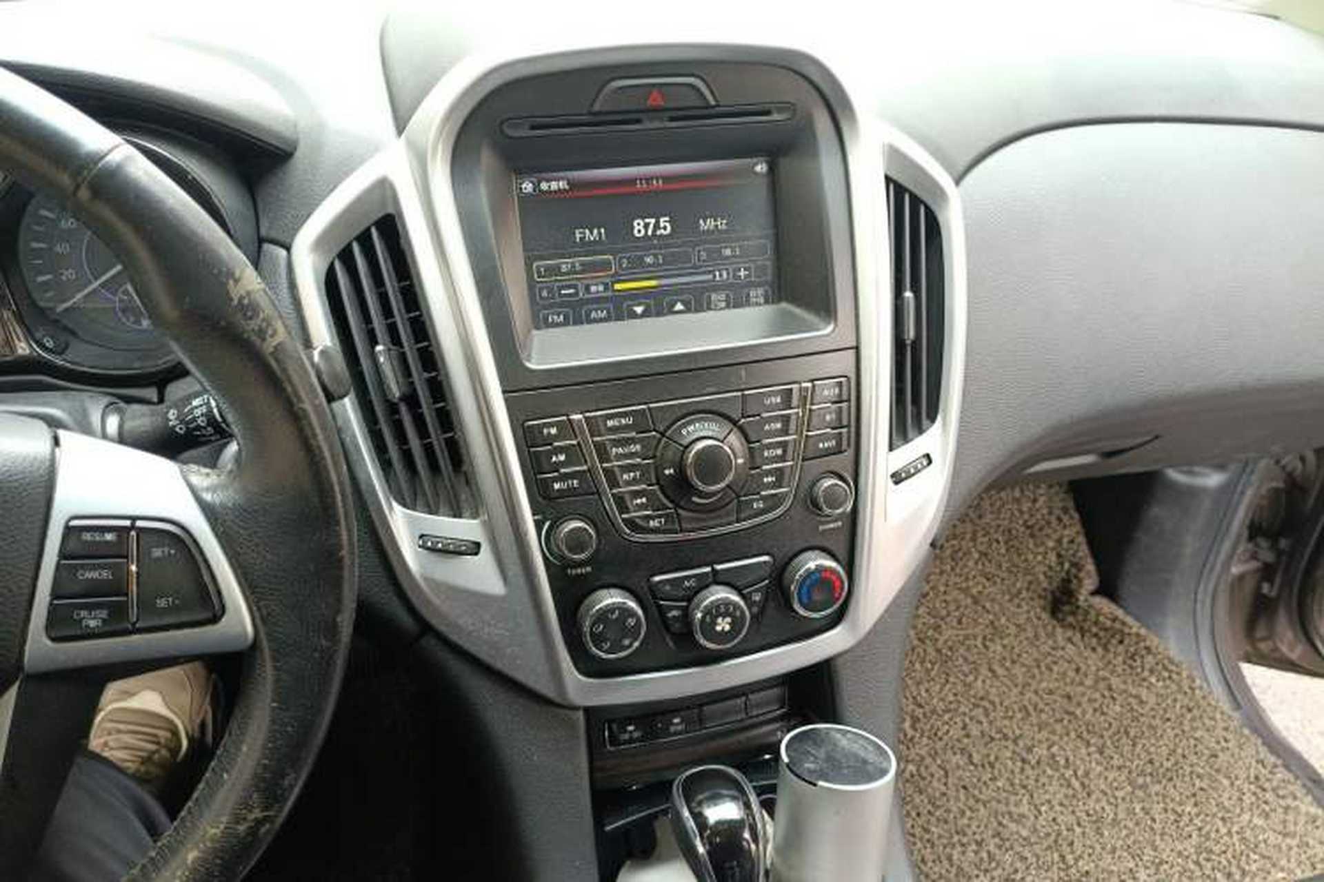 Used JMC Yusheng S350 2013 2.4T Automatic 2WD Diesel Ultra-Luxury 5-Seater Audio And AC Panel