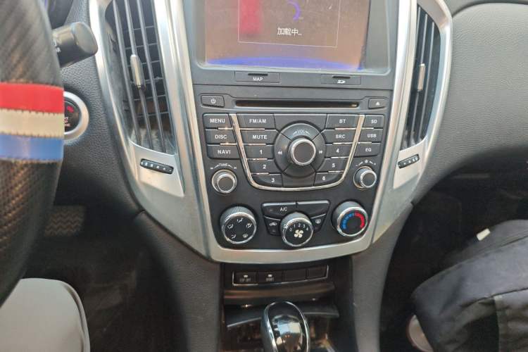 Used JMC Yusheng S350 2013 2.4T Automatic 2WD Diesel Luxury Edition 5 Seats Audio And AC Panel