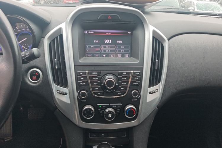 Used JMC Yusheng S350 2013 2.4T Automatic 2WD Diesel Luxury 7-Seater Audio And AC Panel