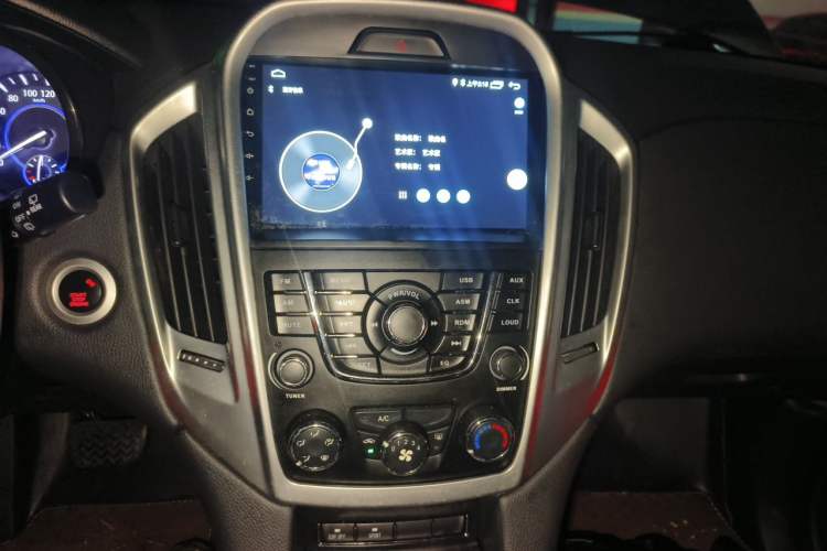 Used JMC Yusheng S350 2013 2.4T Automatic 2WD Diesel Luxury Edition 5 Seats Audio And AC Panel