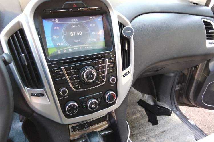Used JMC Yusheng S350 2013 2.4T Automatic 2WD Diesel Luxury Edition 5 Seats Audio And AC Panel