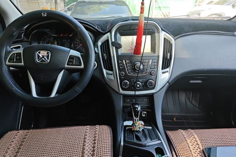 Used JMC Yusheng S350 2013 2.4T Automatic 4x4 Diesel Ultra-Luxury 7-Seater Center Console