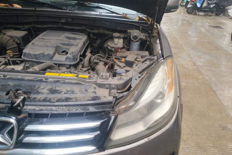 Used JMC Yusheng S350 2013 2.4T Automatic 2WD Diesel Ultra-Luxury 5-Seater Engine Bay Left