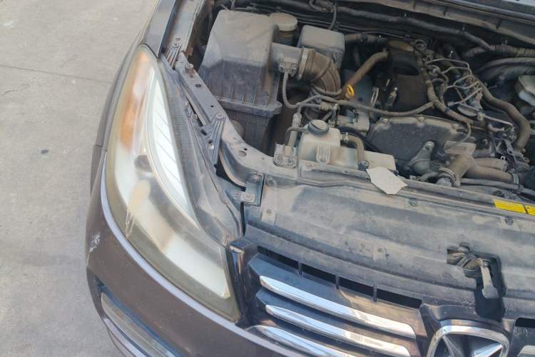 Used JMC Yusheng S350 2013 2.4T Automatic 4x4 Diesel Luxury 5-Seater Engine Bay Right