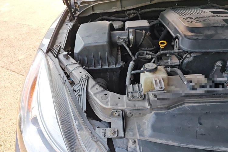 Used JMC Yusheng S350 2013 2.4T Automatic 4x4 Diesel Ultra-Luxury 7-Seater Engine Bay Right