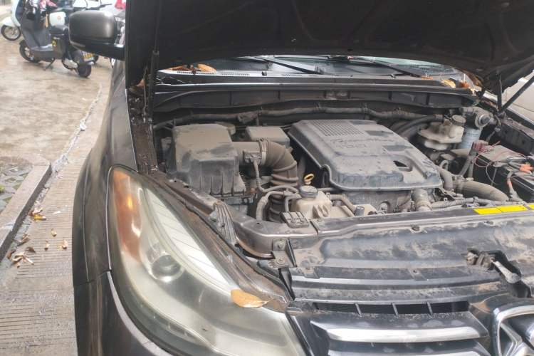 Used JMC Yusheng S350 2013 2.4T Automatic 2WD Diesel Ultra-Luxury 5-Seater Engine Bay Right