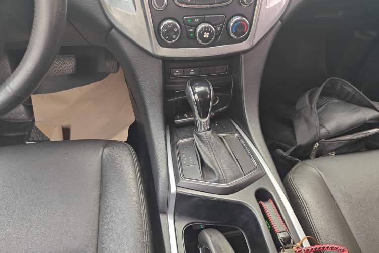 Used JMC Yusheng S350 2013 2.4T Automatic 2WD Diesel Luxury Edition 5 Seats Gear Lever
