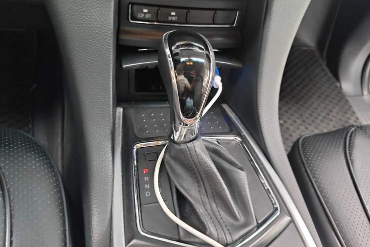 Used JMC Yusheng S350 2013 2.4T Automatic 2WD Diesel Luxury Edition 5 Seats Gear Lever