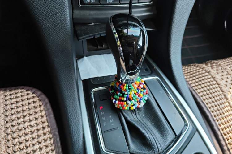 Used JMC Yusheng S350 2013 2.4T Automatic 4x4 Diesel Ultra-Luxury 7-Seater Gear Lever