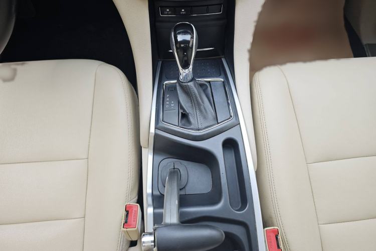 Used JMC Yusheng S350 2013 2.4T Automatic 2WD Diesel Ultra-Luxury 7-Seater Gear Lever