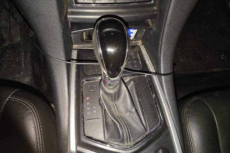 Used JMC Yusheng S350 2013 2.4T Automatic 2WD Diesel Luxury Edition 5 Seats Gear Lever