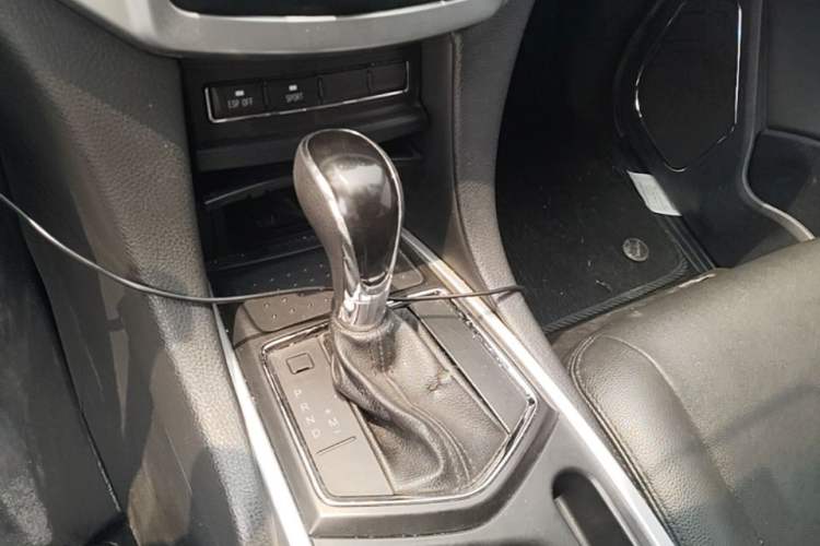 Used JMC Yusheng S350 2013 2.4T Automatic 2WD Diesel Luxury Edition 5 Seats Gear Lever
