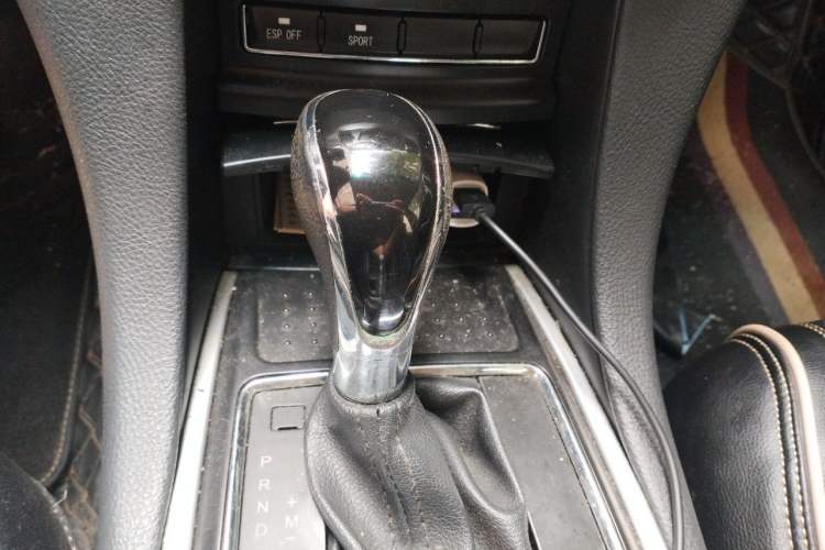 Used JMC Yusheng S350 2013 2.4T Automatic 2WD Diesel Ultra-Luxury 5-Seater Gear Lever
