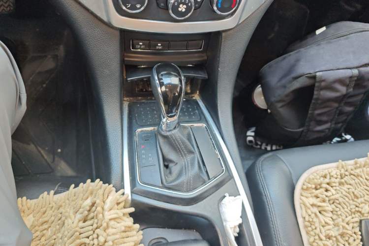 Used JMC Yusheng S350 2013 2.4T Automatic 2WD Diesel Luxury Edition 5 Seats Gear Lever