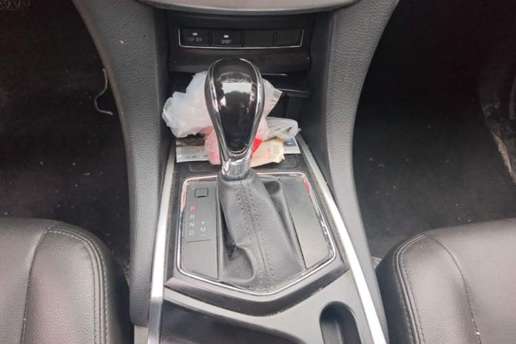 Used JMC Yusheng S350 2013 2.4T Automatic 2WD Diesel Luxury 7-Seater Gear Lever