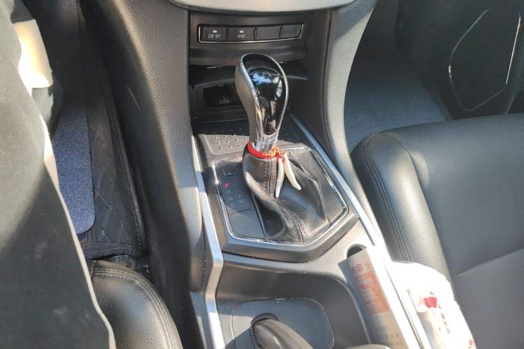 Used JMC Yusheng S350 2013 2.4T Automatic 2WD Diesel Ultra-Luxury 7-Seater Gear Lever