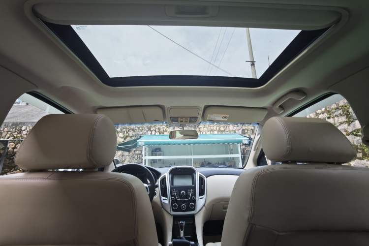 Used JMC Yusheng S350 2013 2.4T Automatic 2WD Diesel Ultra-Luxury 7-Seater Headliner