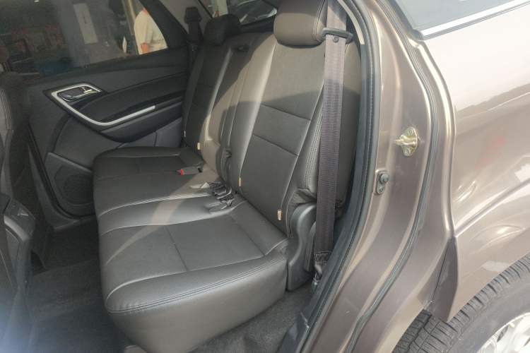 Used JMC Yusheng S350 2013 2.4T Automatic 2WD Diesel Luxury Edition 5 Seats Interior 1