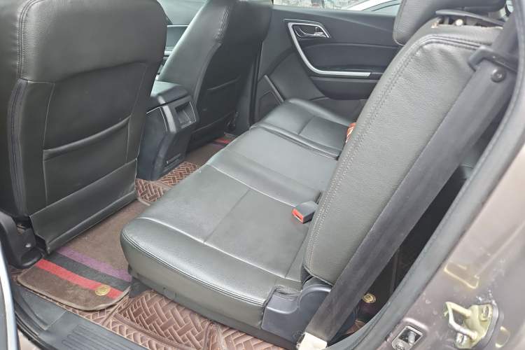 Used JMC Yusheng S350 2013 2.4T Manual Two-Wheel Drive Diesel Ultra-Luxury 7-Seater Interior 1