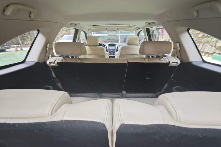 Used JMC Yusheng S350 2013 2.4T Automatic 2WD Diesel Ultra-Luxury 7-Seater Interior 3