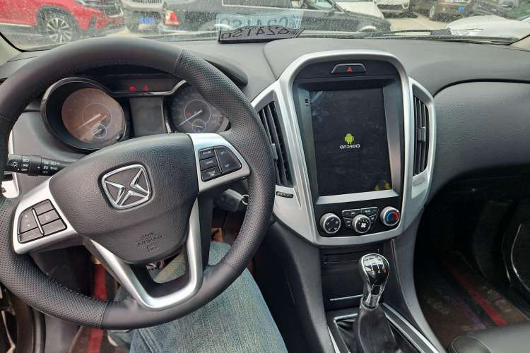 Used JMC Yusheng S350 2013 2.4T Manual Two-Wheel Drive Diesel Ultra-Luxury 7-Seater Interior 3