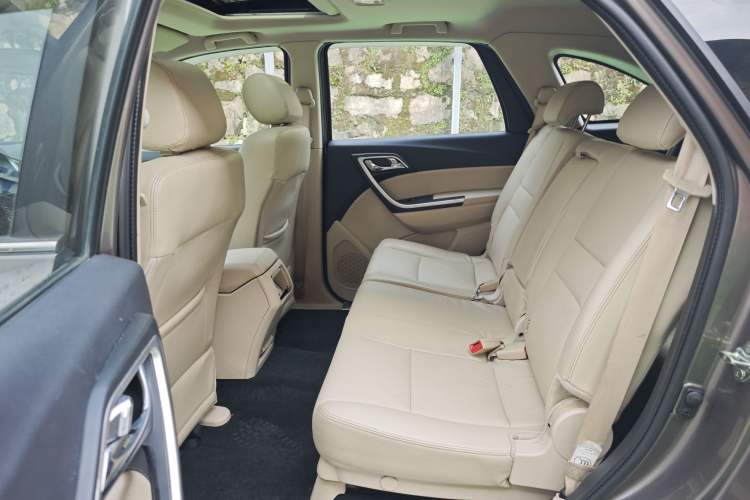 Used JMC Yusheng S350 2013 2.4T Automatic 2WD Diesel Ultra-Luxury 7-Seater Interior 4