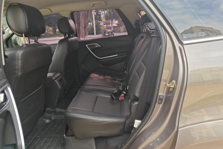 Used JMC Yusheng S350 2013 2.4T Automatic 2WD Diesel Luxury Edition 5 Seats Left Rear Seat