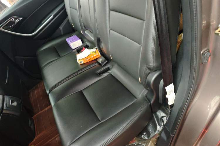 Used JMC Yusheng S350 2013 2.4T Automatic 2WD Diesel Luxury Edition 5 Seats Left Rear Seat
