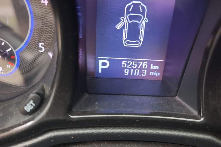 Used JMC Yusheng S350 2013 2.4T Automatic 2WD Diesel Luxury 7-Seater Odometer Close Up