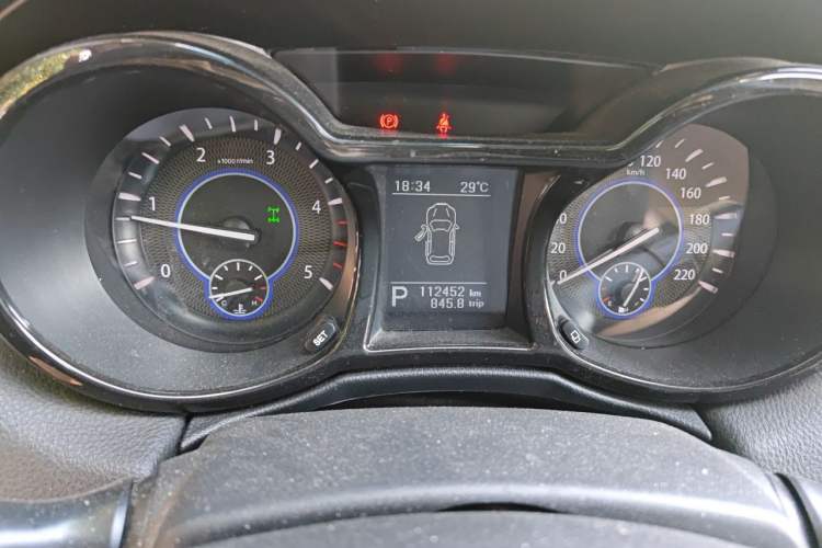 Used JMC Yusheng S350 2013 2.4T Automatic 4x4 Diesel Ultra-Luxury 7-Seater Odometer Close Up
