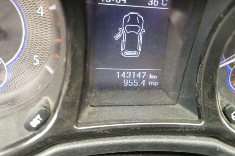 Used JMC Yusheng S350 2013 2.4T Manual 4x4 Diesel Luxury Edition 5 Seats Odometer Close Up