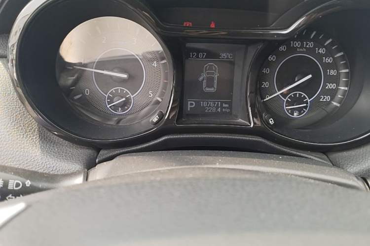 Used JMC Yusheng S350 2013 2.4T Automatic 2WD Diesel Luxury Edition 5 Seats Odometer Close Up