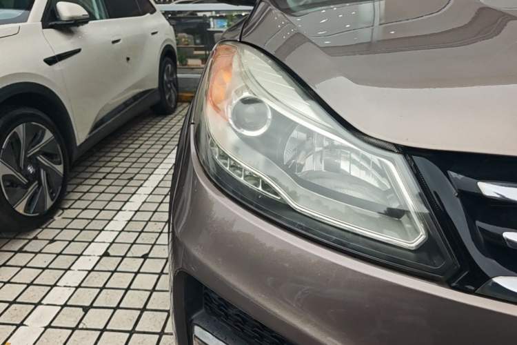 Used JMC Yusheng S350 2013 2.4T Automatic 2WD Diesel Luxury 7-Seater Right Front Headlight